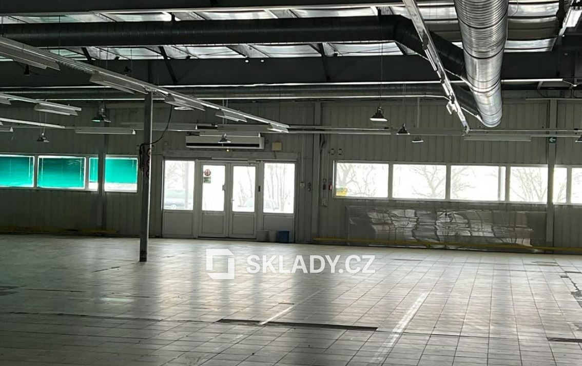 Pronájem komerční nemovitosti · Výrobní haly · 2 435 m²