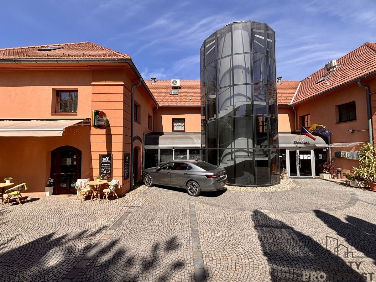 Commercial property for rent · 1 440 m²