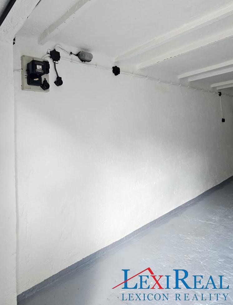 Photo 7/8