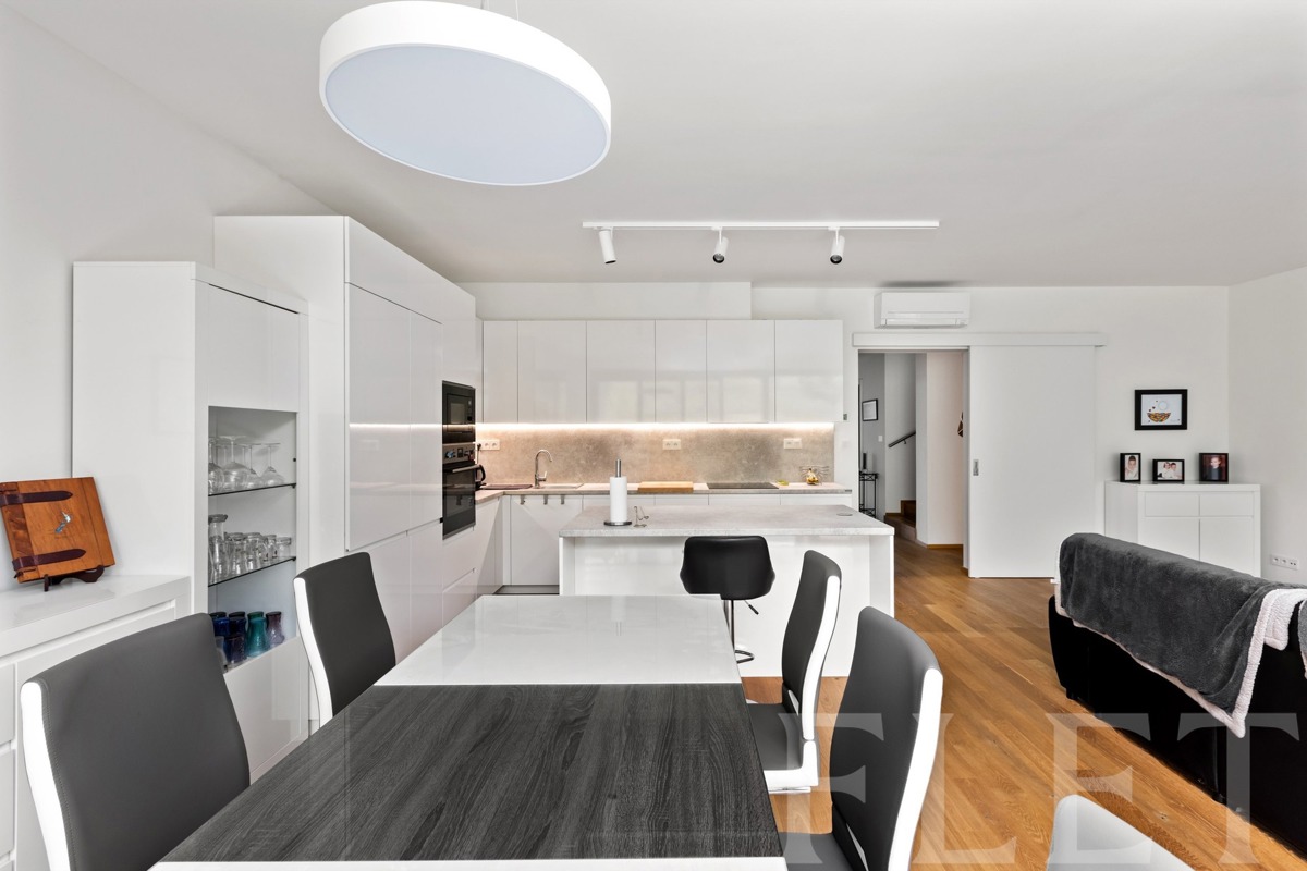 Fotografie 4 - Pronájem domu · Rodinný · 217 m² · 5 pokojů