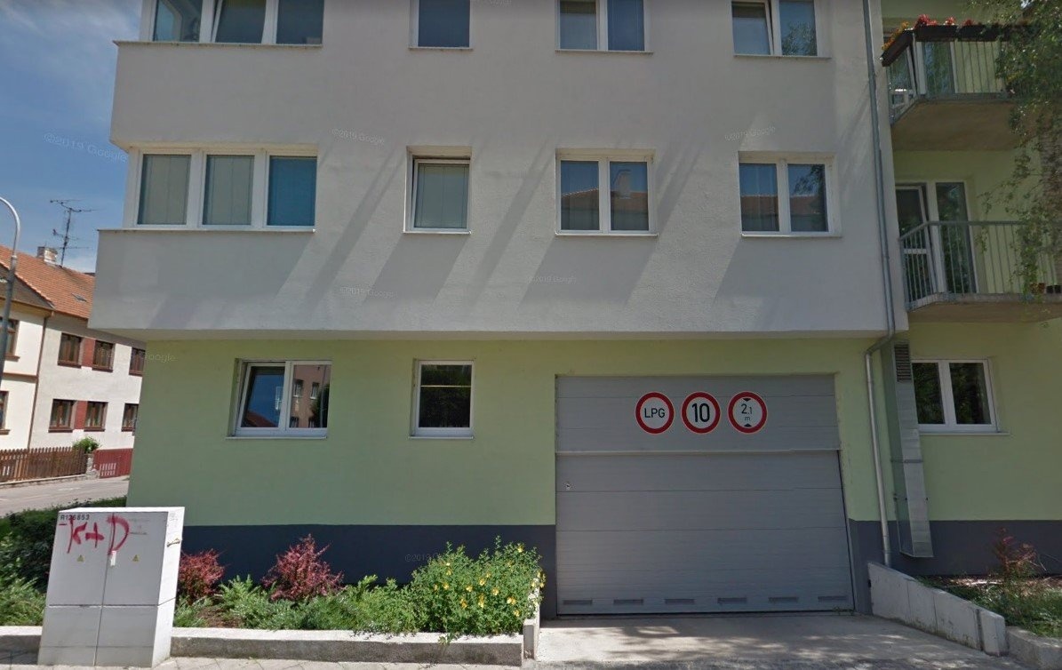Pronájem garáže · 13 m²